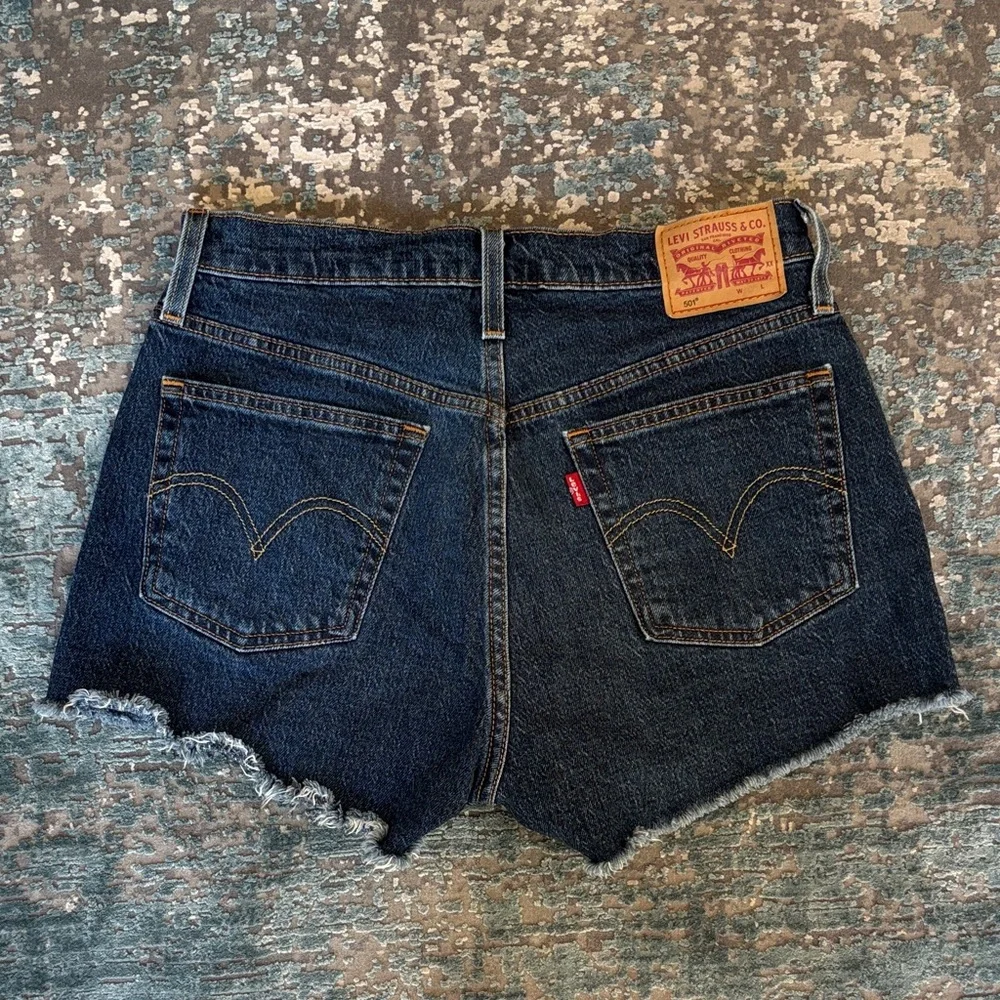 Levi's 501 Dark Indigo Frayed Hem Denim Shorts Size 28 - Picture 4 of 9
